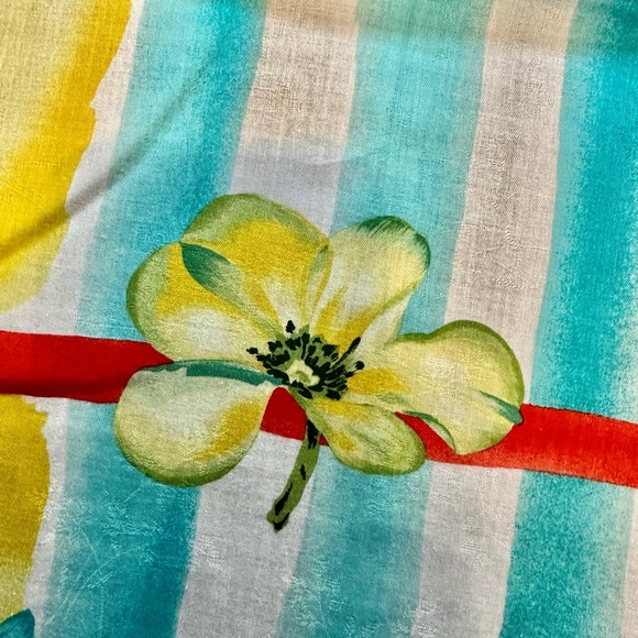 Burberry floral pattern scarf, 23×22.5 used one time 9.5/10 dry cleaned - Picture 8 of 10